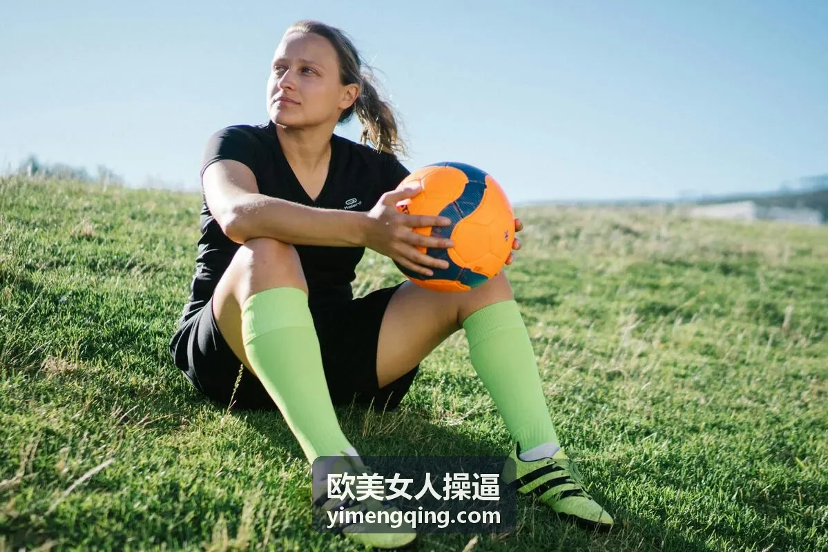 欧美金发熟女户外高清写真